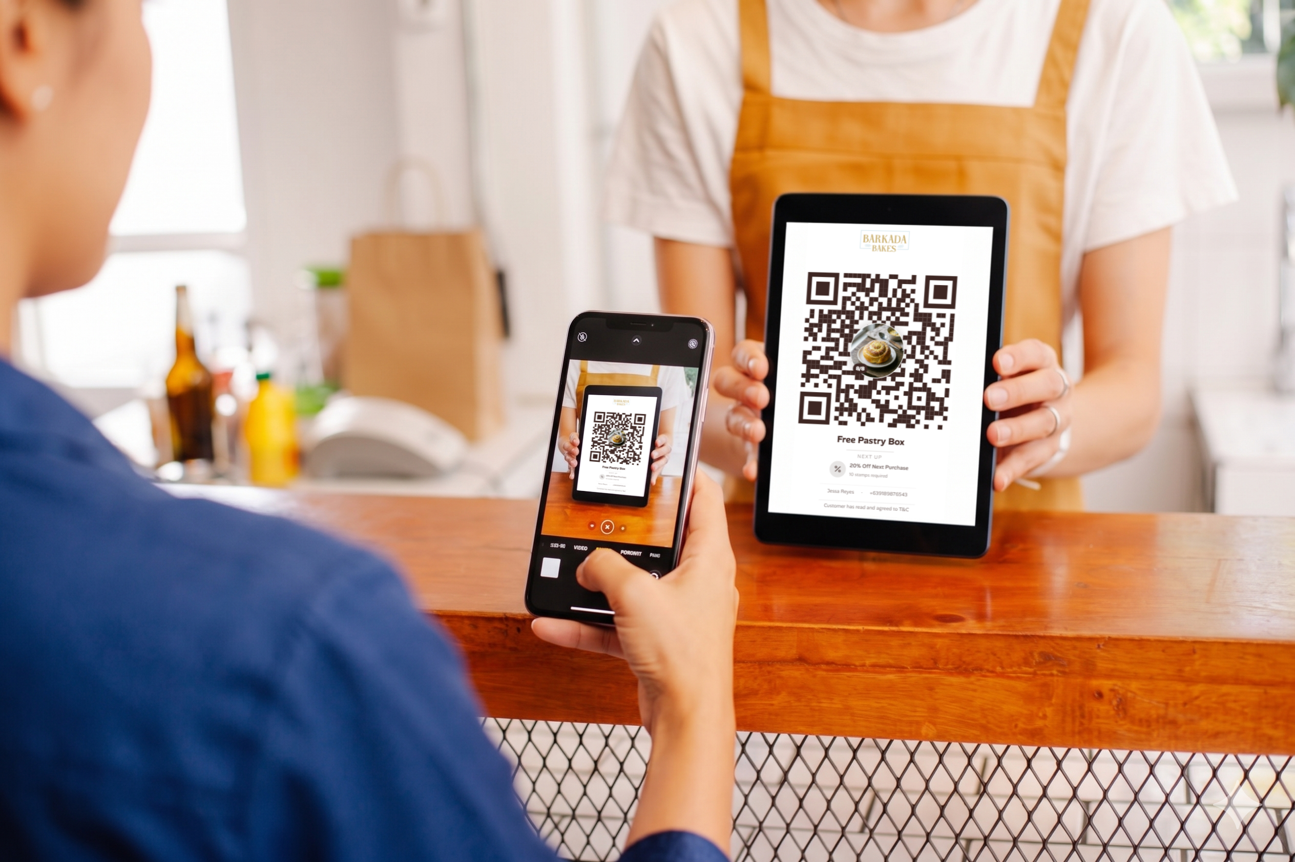 Customer scanning the QR on the clerk's screen to claim their stamp card